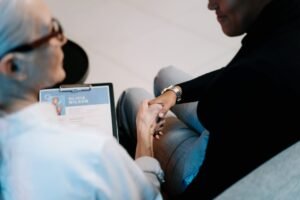 Aperto de mãos em entrevista de emprego