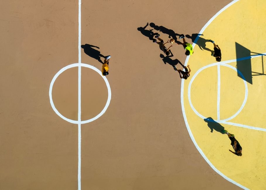Quadra de basquete com jogadores em ação