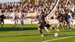 Jogadores de futebol em campo durante partida