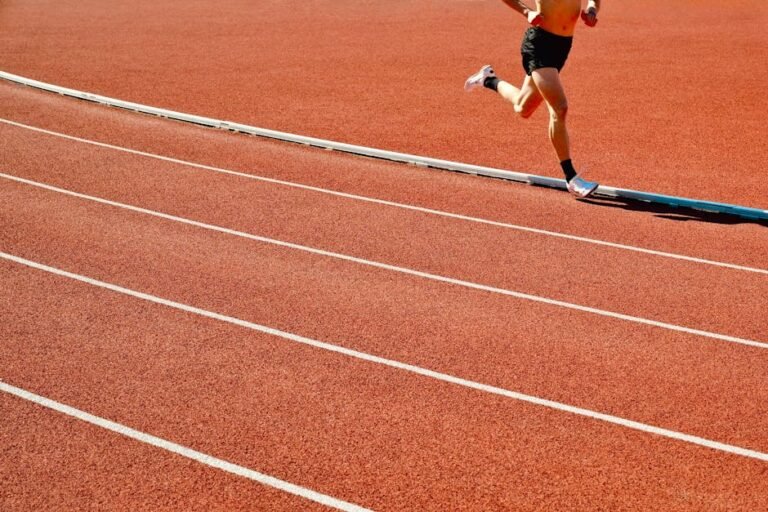Atleta em treinamento de corrida em pista