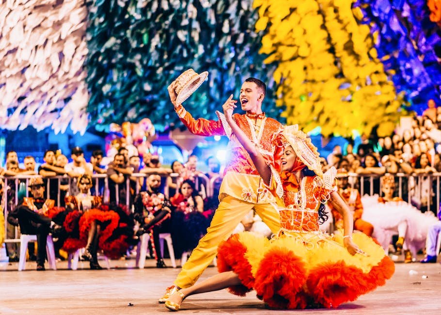 Decoração colorida de festa junina com bandeirinhas