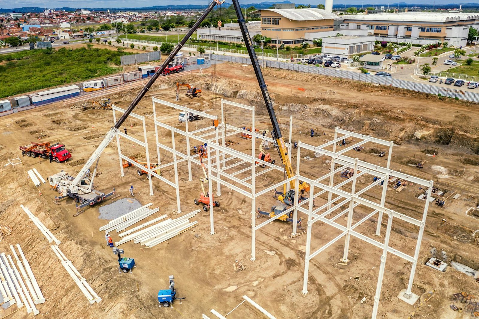 Fachada de hospital com placa de saúde pública em construção