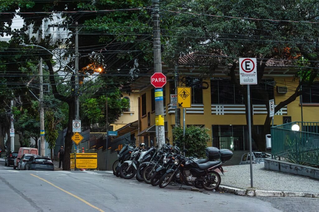 Motociclista parado em abordagem policial com capacete