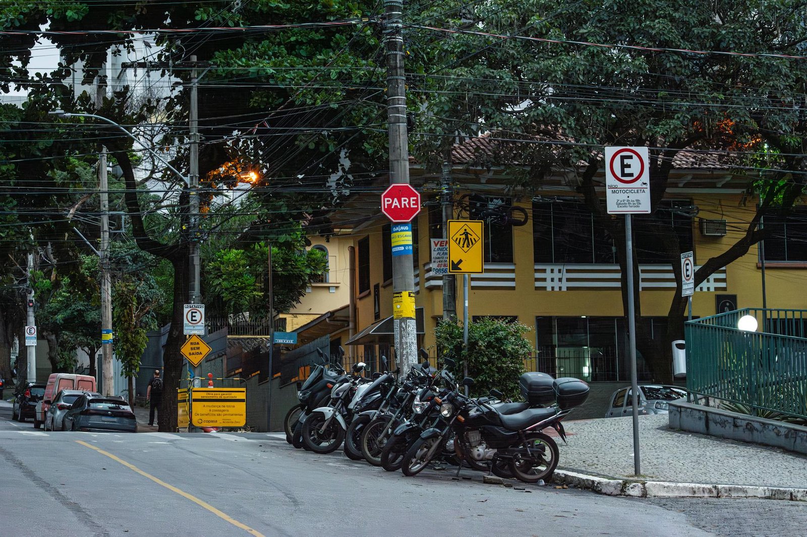 Motociclista parado em abordagem policial com capacete