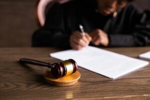Martelo de juiz sobre documentos em mesa do tribunal