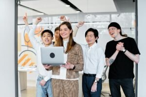Empreendedor apresenta projeto em evento de inovação com laptop