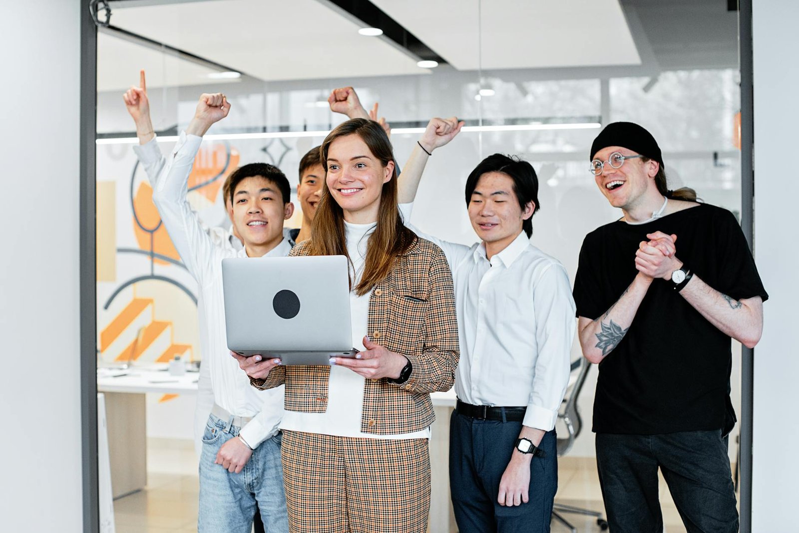 Empreendedor apresenta projeto em evento de inovação com laptop