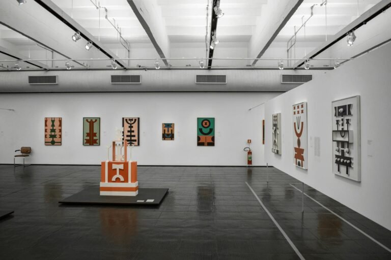 Galeria de exposição em centro cultural moderno em Brasília