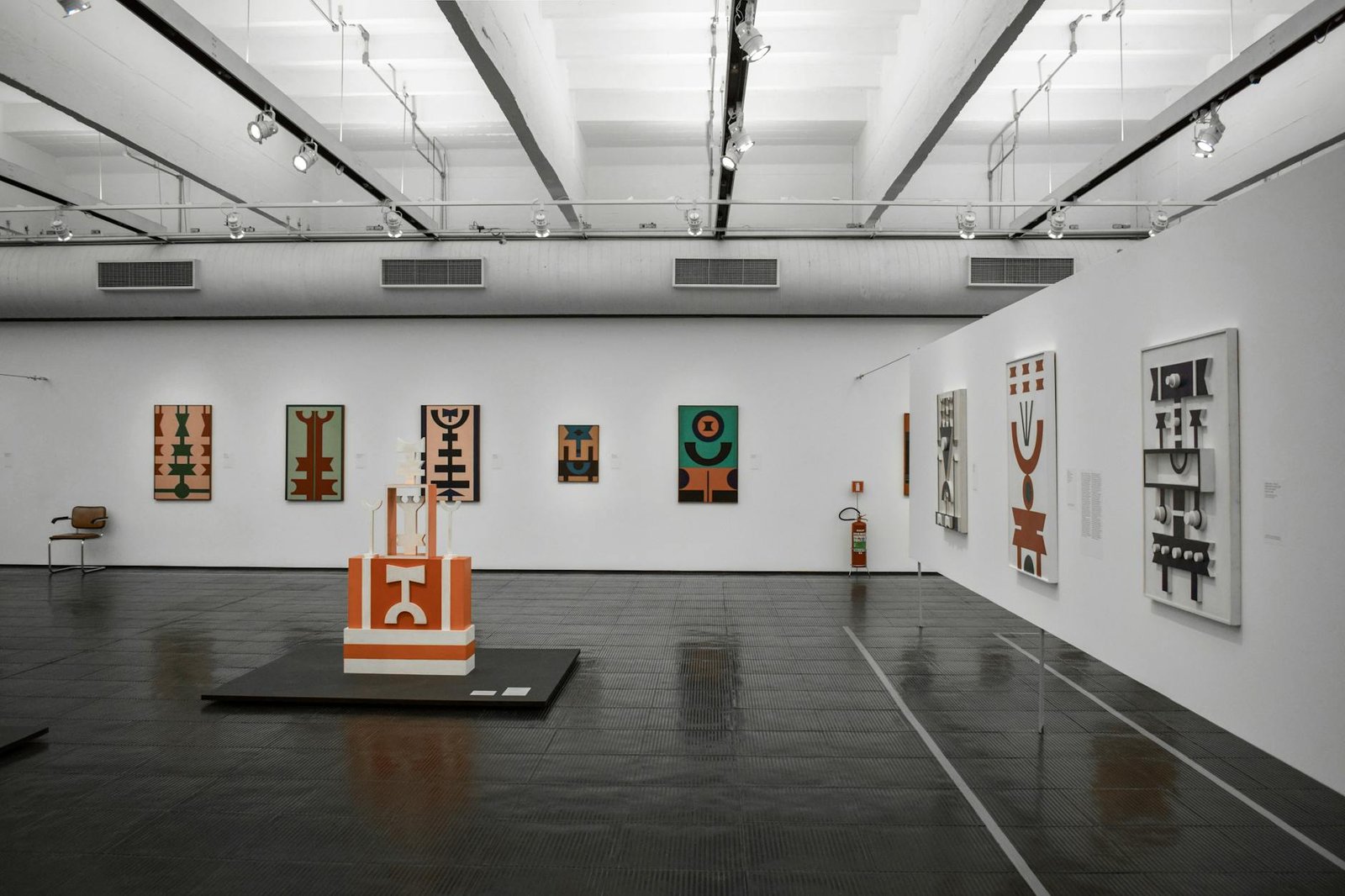 Galeria de exposição em centro cultural moderno em Brasília