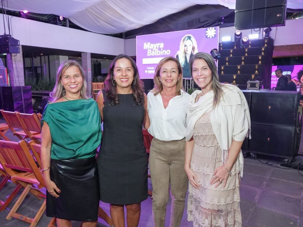 Convidadas do Viva Mulher posam para foto durante gravação com a secretária Ana Paula Marra