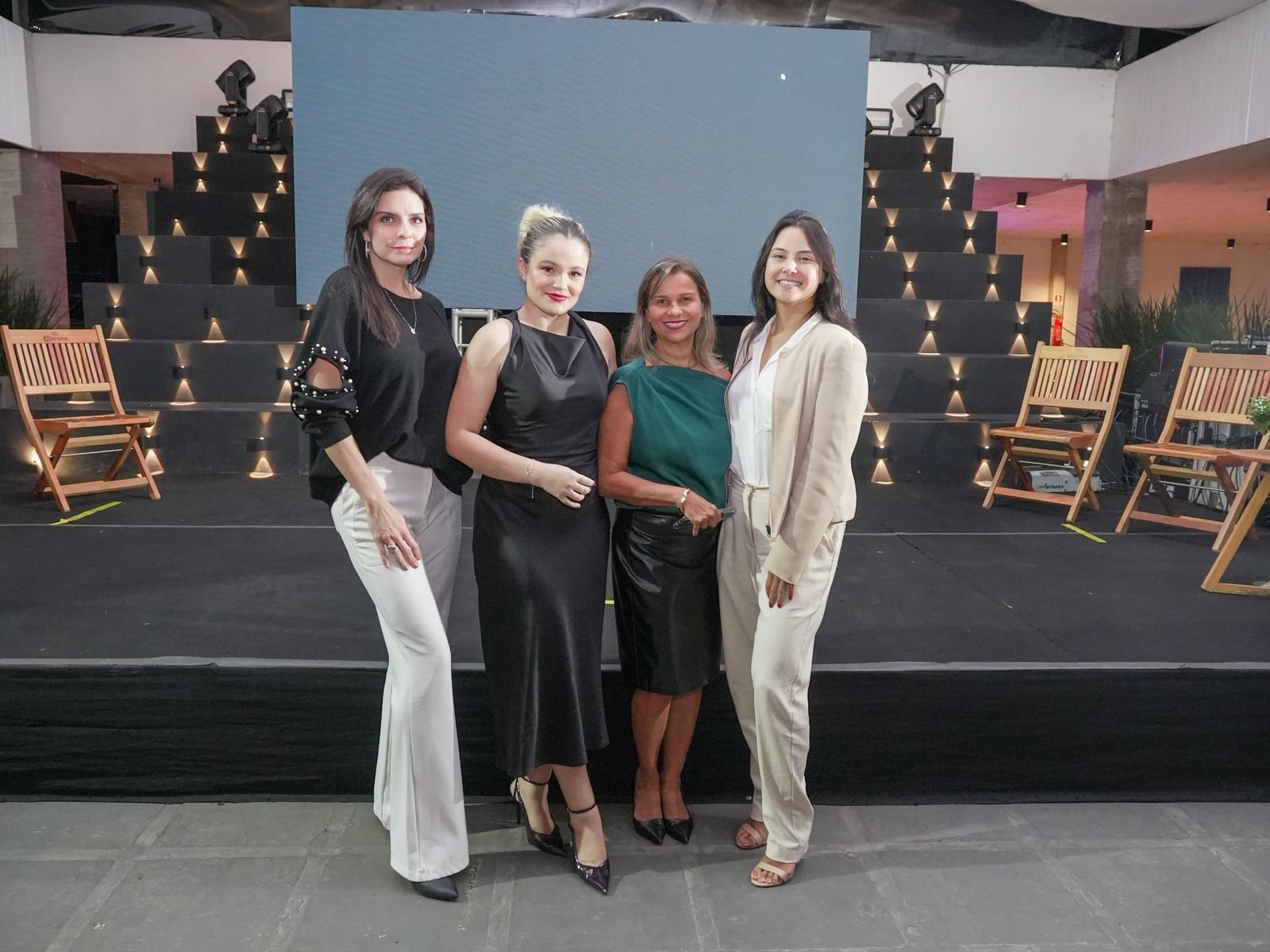 Mulheres da equipe Viva Mulher reunidas em ação social do projeto
