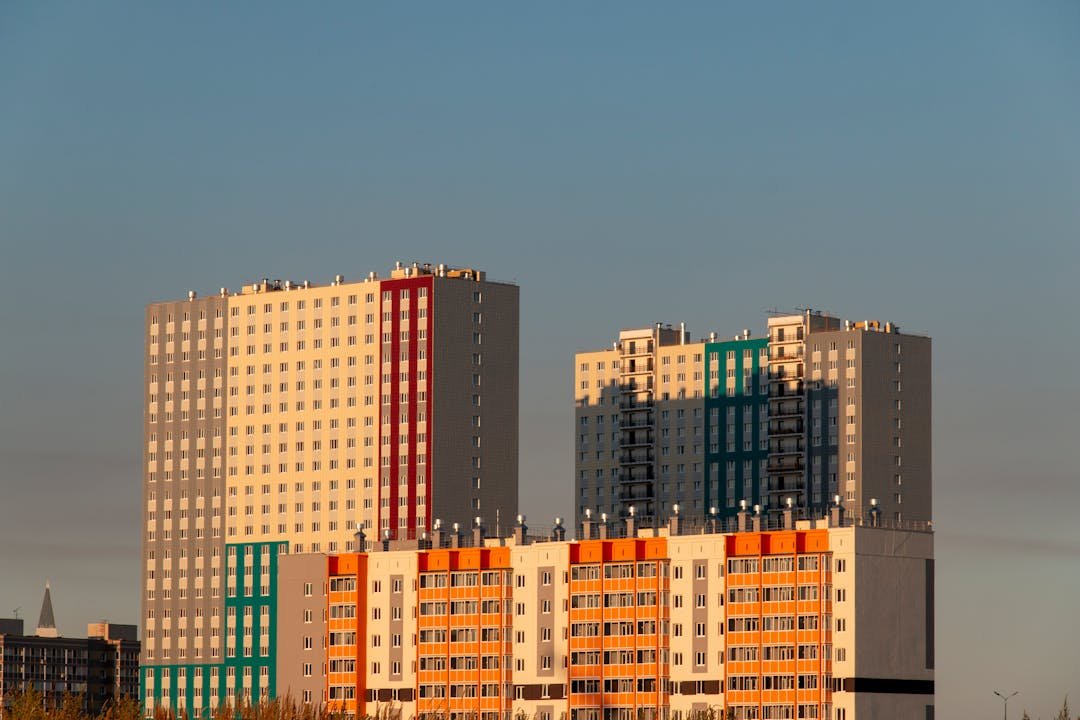 Predios residenciais altos e coloridos ao entardecer, paisagem urbana verticalizada