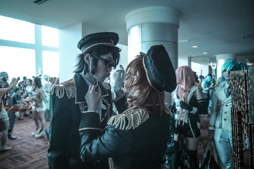 Cosplayers em fantasias militares de anime em convencao de cultura pop oriental