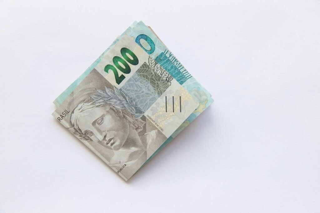 Cedulas de R$ 200 com efigie da Republica em fundo branco