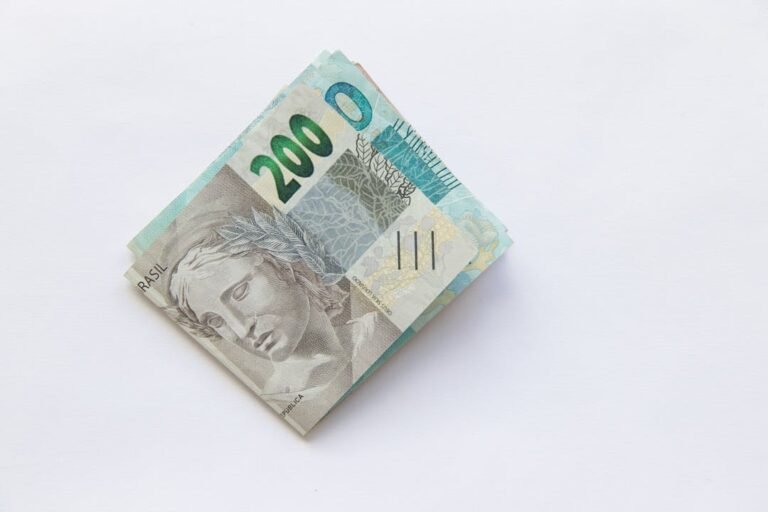 Maco de notas de R$ 200 brasileiras com efigie da Republica em close