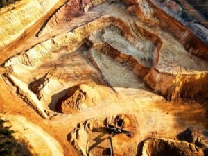 Vista aerea de mineracao a ceu aberto com excavacoes em padroes terraco