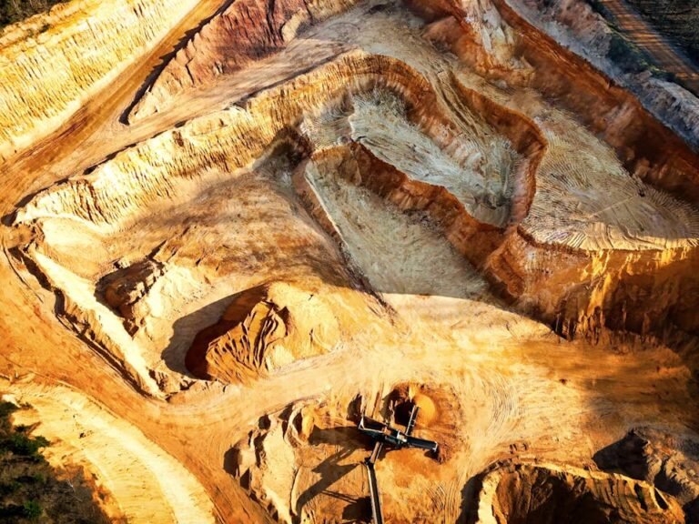 Vista aerea de mineracao a ceu aberto com excavacoes em padroes terraco