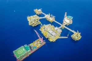 Vista aerea de plataforma offshore de exploracao de petroleo em mar azul
