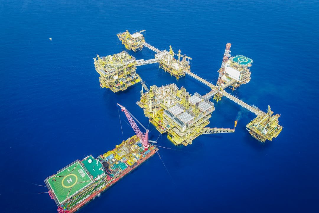 Vista aerea de plataforma offshore de exploracao de petroleo em mar azul