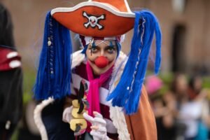 Cosplayer com fantasia de pirata em convenção de anime