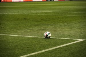 Bola de futebol em campo gramado de futebol