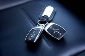 Chaves de carro de luxo sobre assento de couro