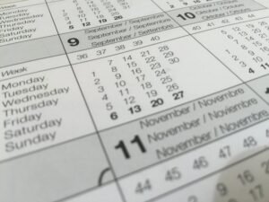 Calendário com datas e meses em close-up