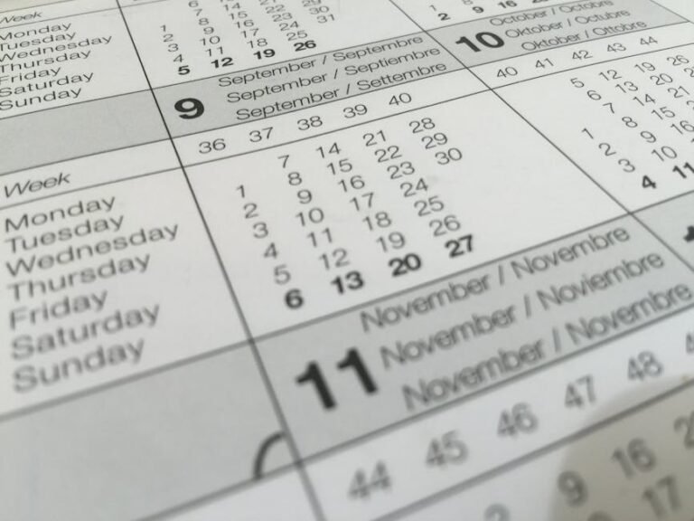 Calendário com datas e meses em close-up