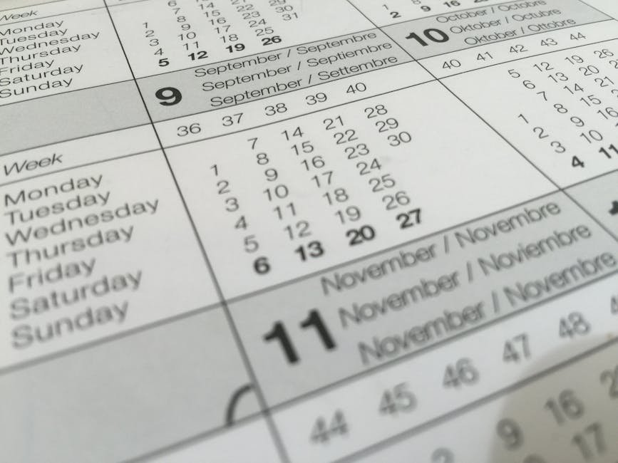 Calendário com datas e meses em close-up