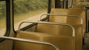 Interior de ônibus público vazio com fileiras de bancos