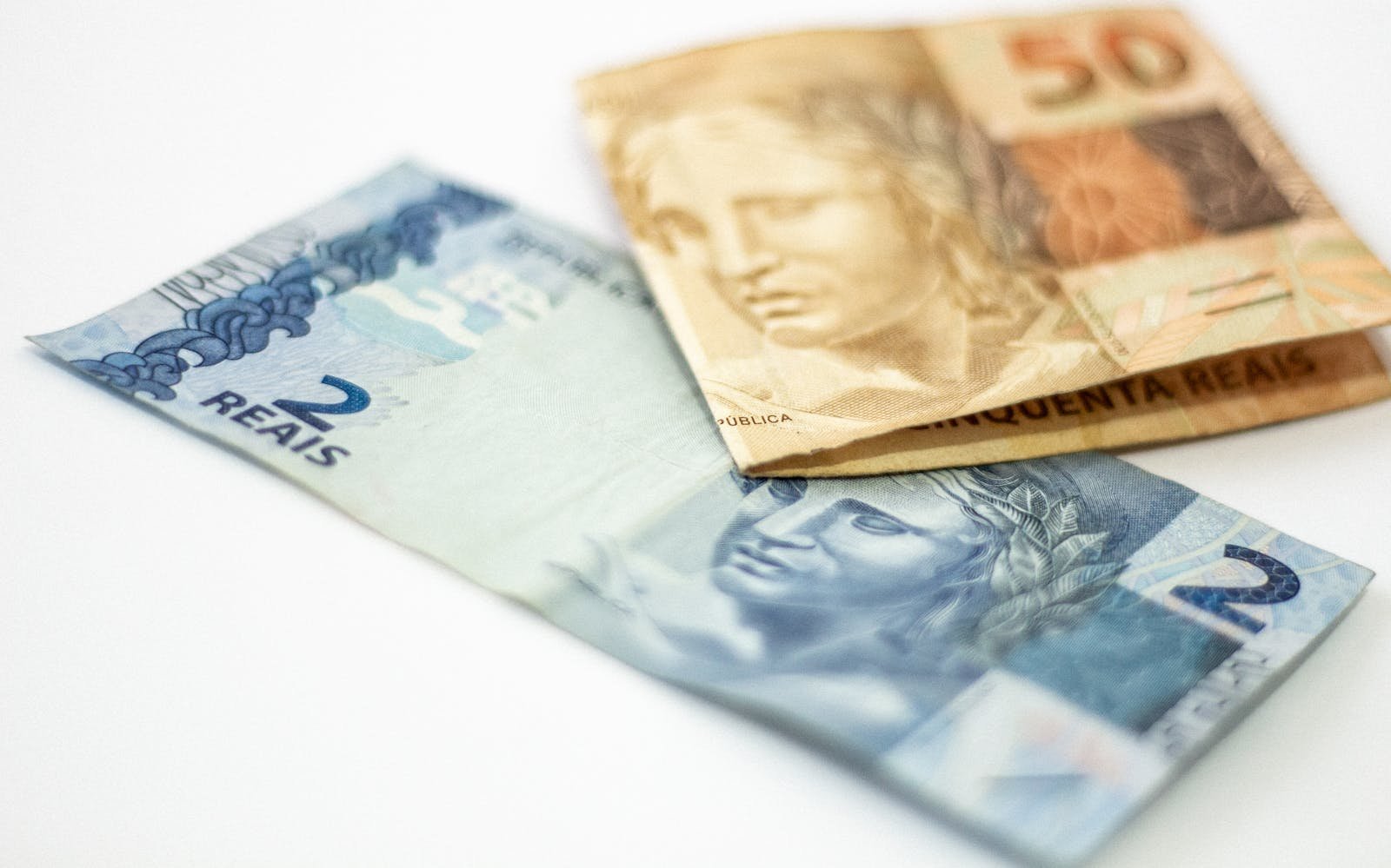 Abono PIS/Pasep paga ate R$ 1.621 a nascidos em maio a partir do dia 15