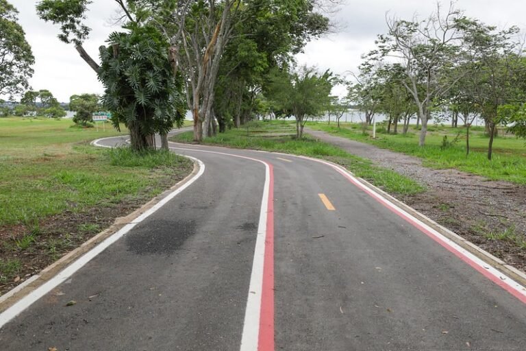 Lago Norte retoma obra de ciclovia no canteiro central da regiao