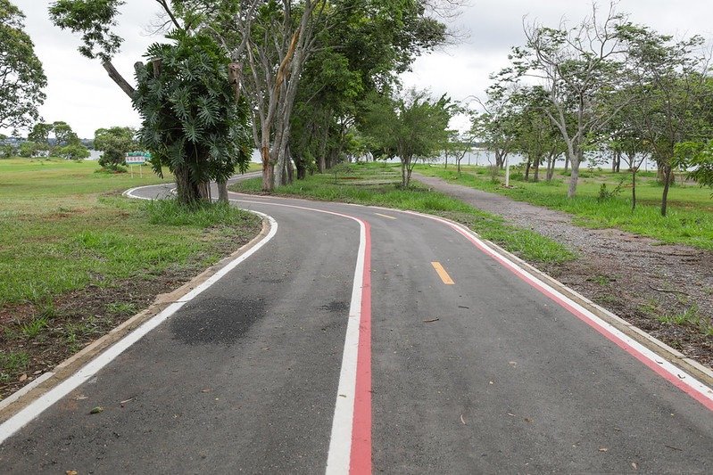 Lago Norte retoma obra de ciclovia no canteiro central da regiao