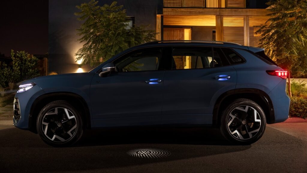 Lateral do novo Volkswagen Tiguan R-Line na cor Azul Pacífico