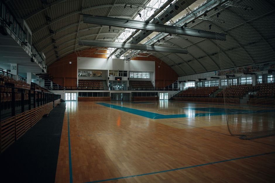 Quadra de vôlei em ginásio durante partida