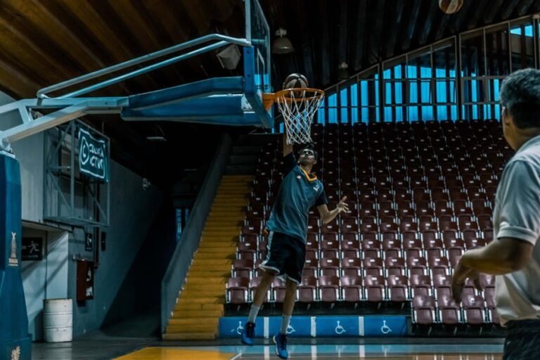 Quadra de basquete com jogadores em disputa de bola