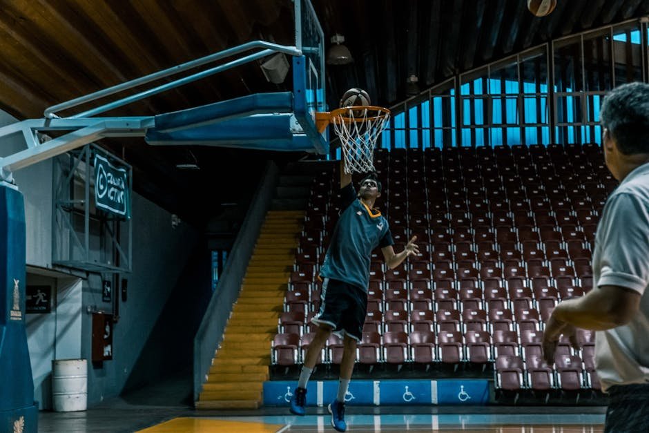 Quadra de basquete com jogadores em disputa de bola