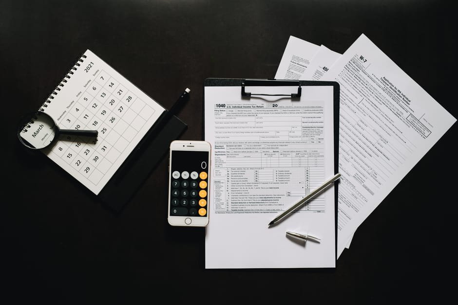 Formulario fiscal com calculadora e dinheiro