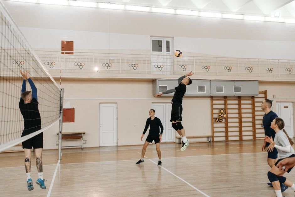 Jogador de vôlei em ataque durante partida