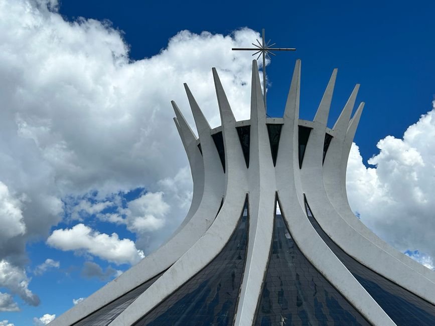 Solenidade oficial com bandeiras em destaque