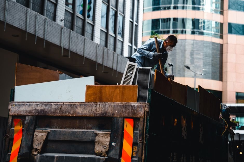 Caçamba com entulho urbano para remoção