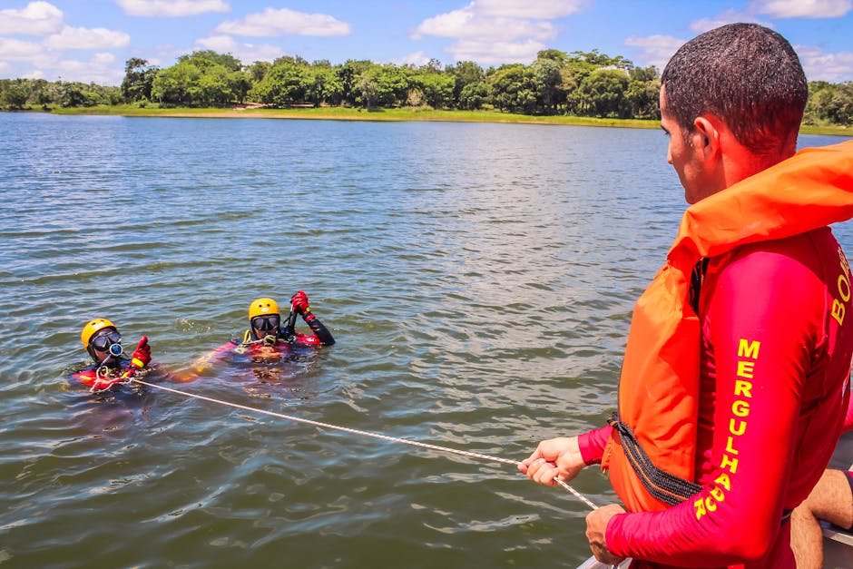 Mergulhador recolhendo resíduos em ambiente aquático