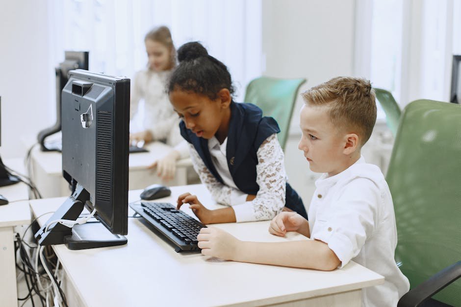 Estudantes em sala de aula com computadores