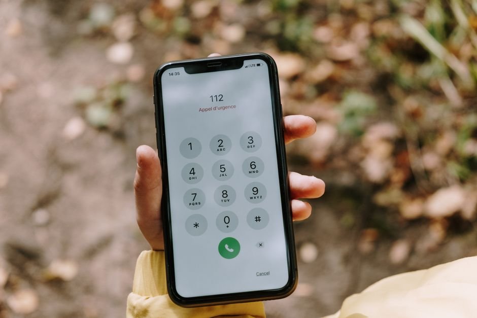 Mulher utilizando celular em ambiente seguro