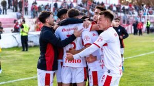 Disputa de bola entre jogadores de futebol em campo