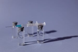 Frasco de imunobiológico em ambiente clínico