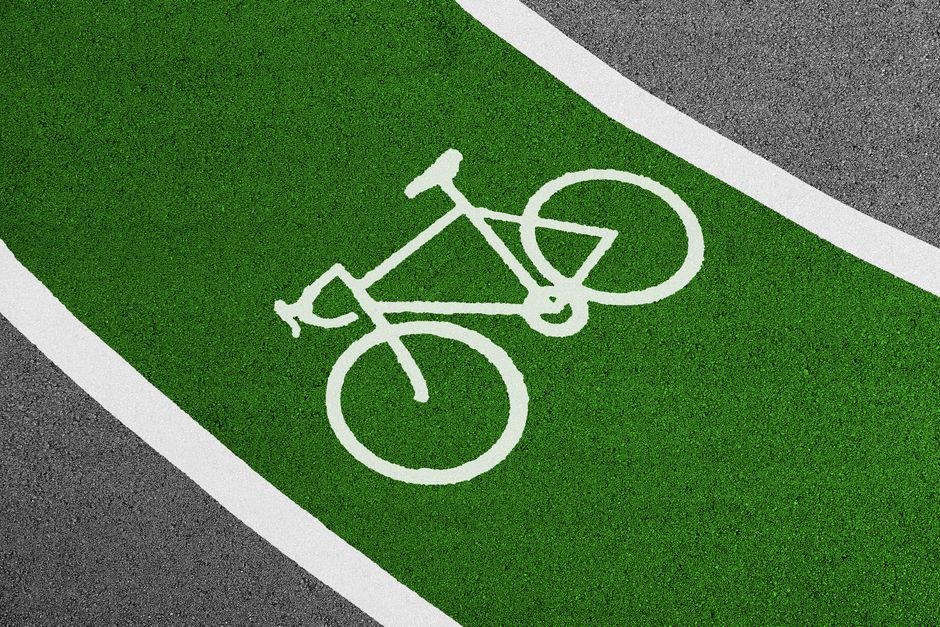 Ciclovia urbana com bicicleta estacionada