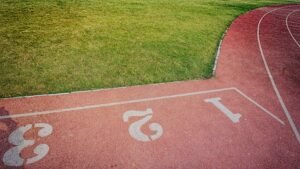 Pista de corrida em parque urbano com atletas