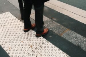 Calçada acessível em via urbana