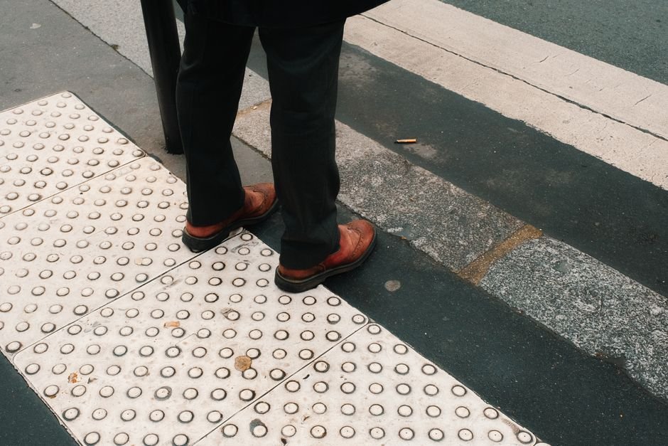 Calçada acessível em via urbana